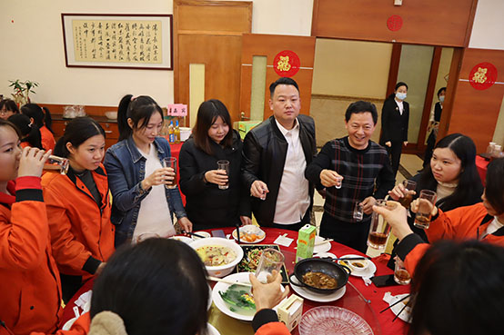 菲思盾壁掛爐年終聚餐舉杯敬酒